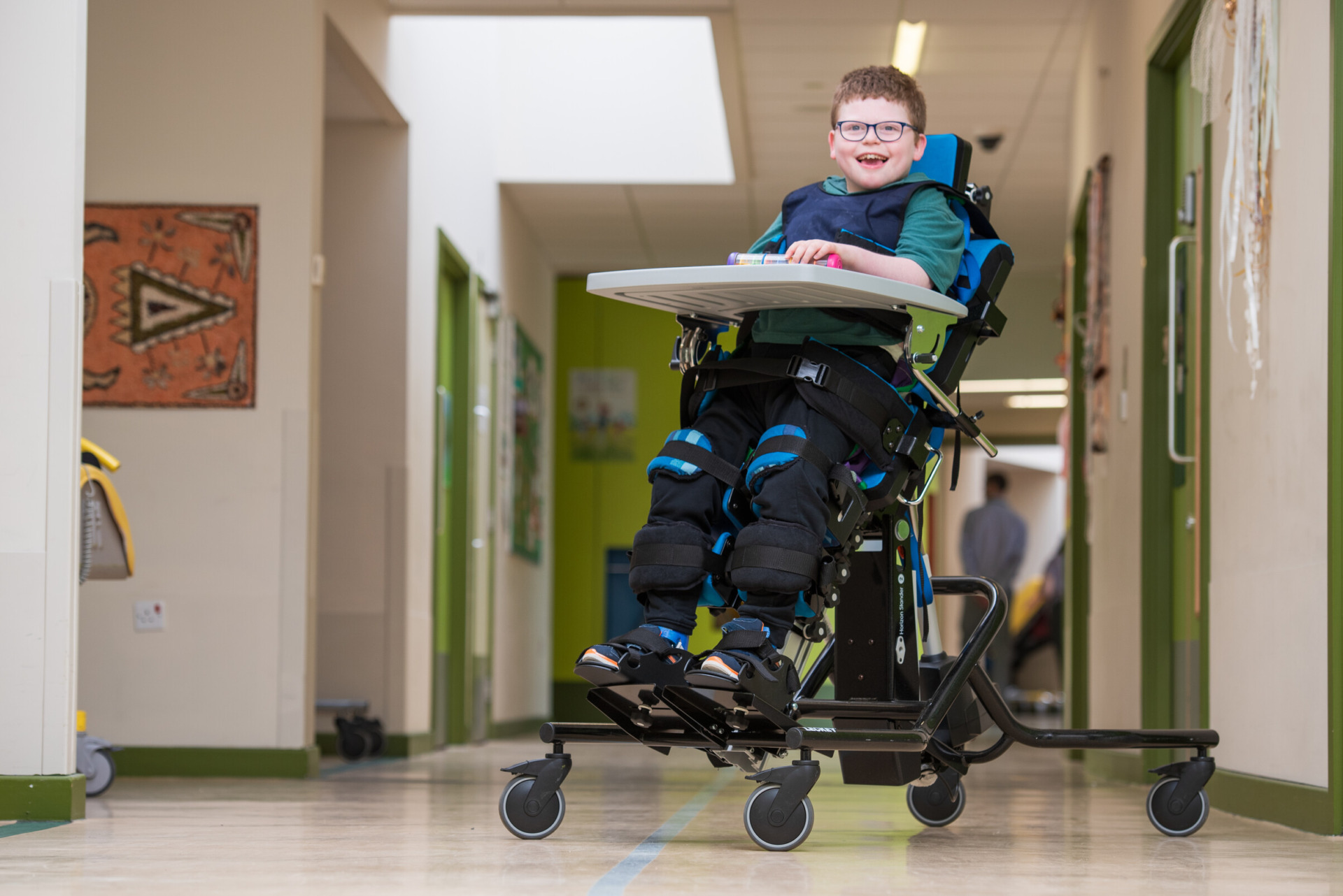 Sicher stehen, aktiv teilnehmen – das passende Stehsystem für jede Entwicklungsphase - Die SAHB – Ihre unabhängige Beraterin und Dienstleisterin für Hilfsmittel in der Schweiz 4